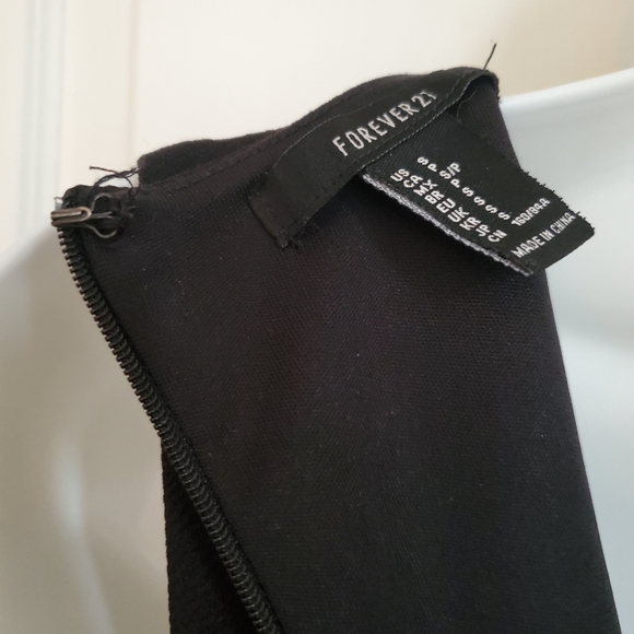 🎈2/$50 F21 LBD w/ Pearl and Rhinestone Collar - Picture 9 of 10